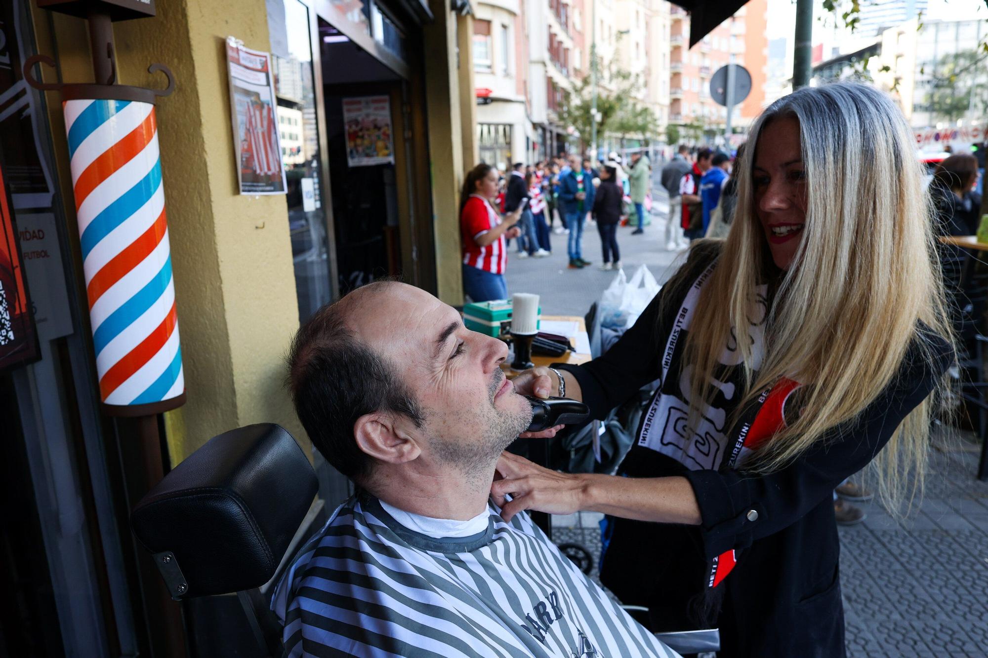 En imágenes: el bar Campeones de Bilbao se transforma en barbería y se une al movimiento solidario Movember