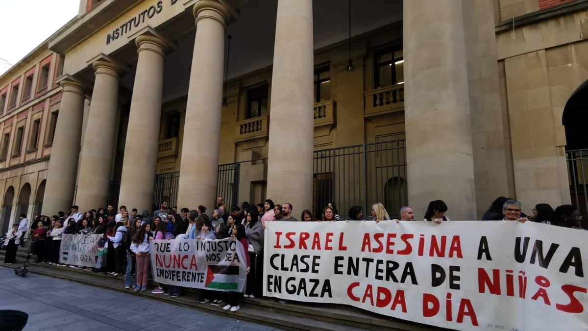 Estudiantes y docentes, en la protesta a las puertas del IES Plaza de la Cruz de Pamplona.