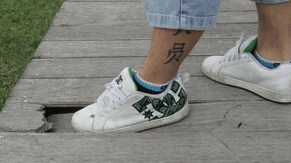 Agujero en la pasarela del Parque del Este, en una imagen de archivo