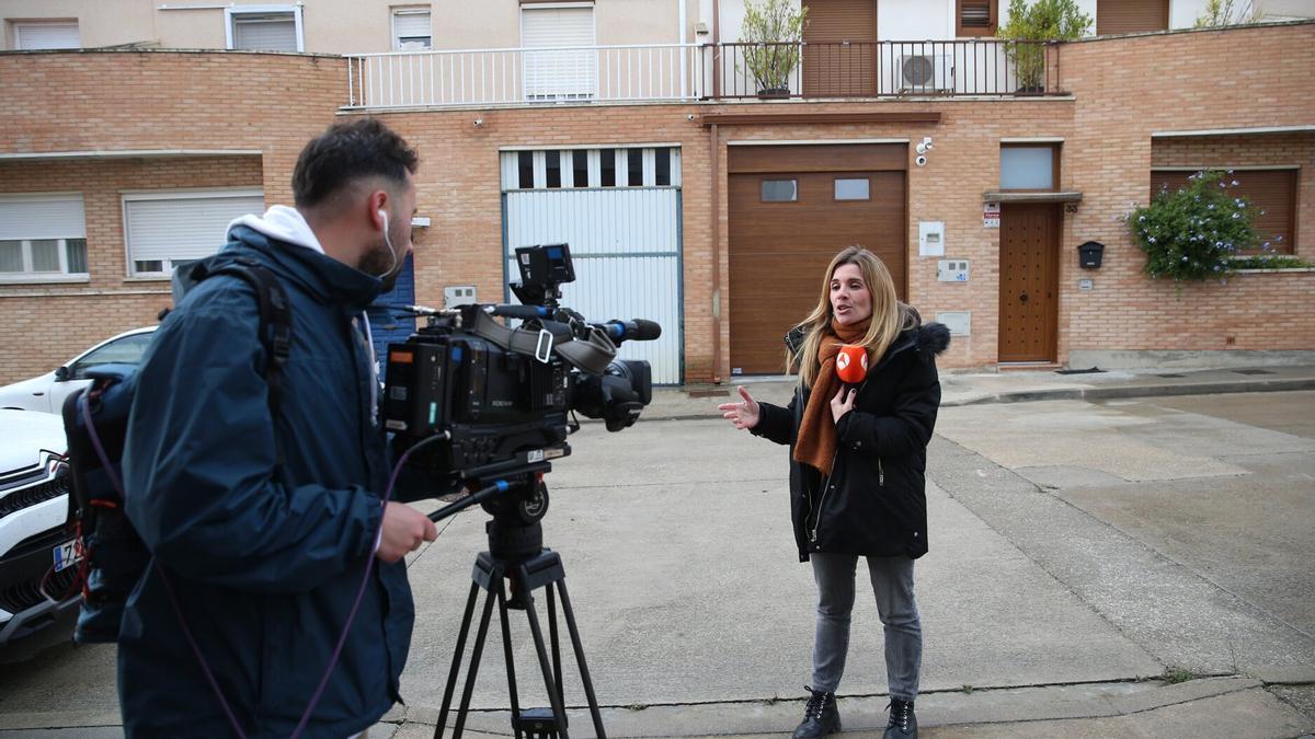 Una periodista prepara su intervención en directo.