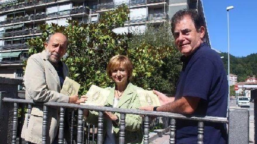 Velez de Mendizabal, escritor del libro y a su vez cofrade, al igual que Etxenausia y Rafa Bengoa.