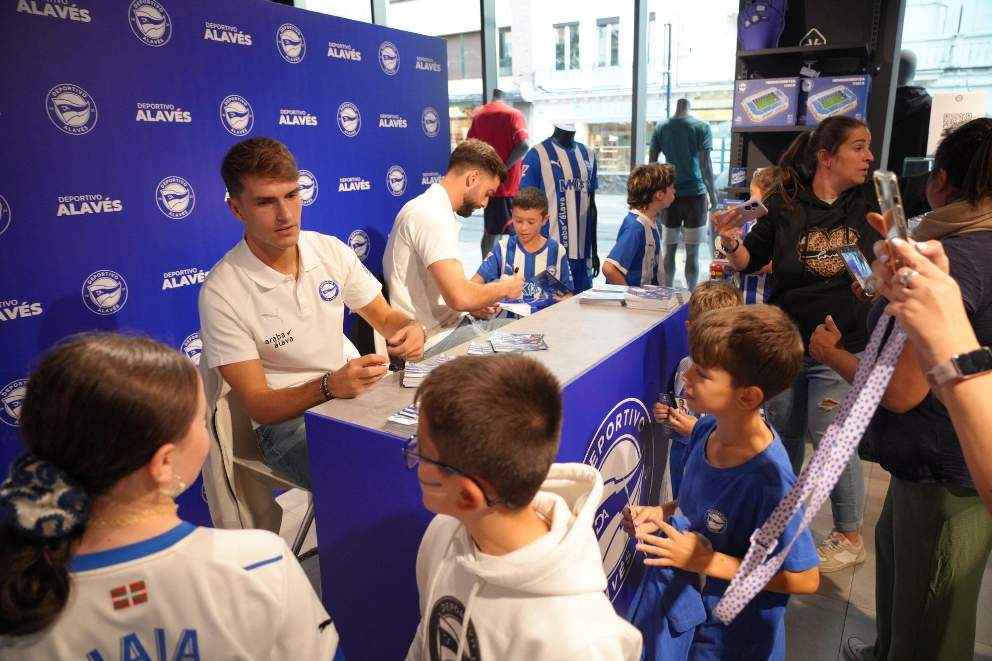En imágenes: Firma de autógrafos para desbordar Vitoria-Gasteiz de ilusión albiazul