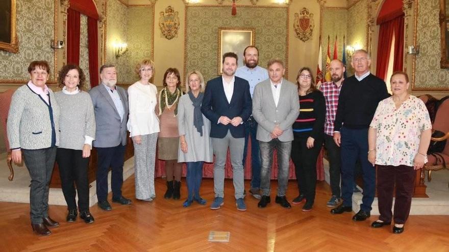 Los profesores y profesoras homenajeadas posan con algunos de ediles.