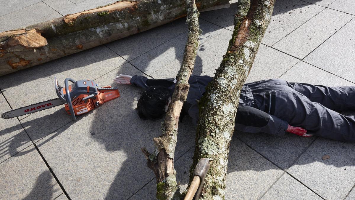 Simulación con una figura para denunciar la elevada siniestralidad en el sector forestal de Navarra.