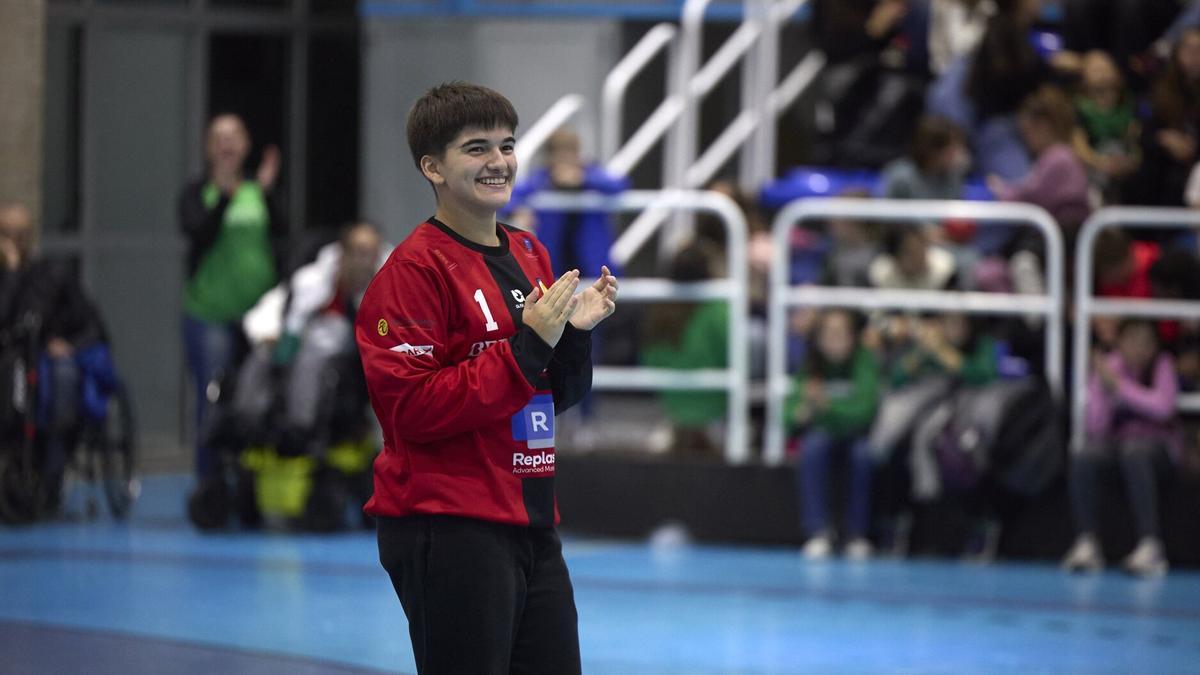 Saioa García, feliz tras la parada que protagonizó durante el partido ante las suizas.