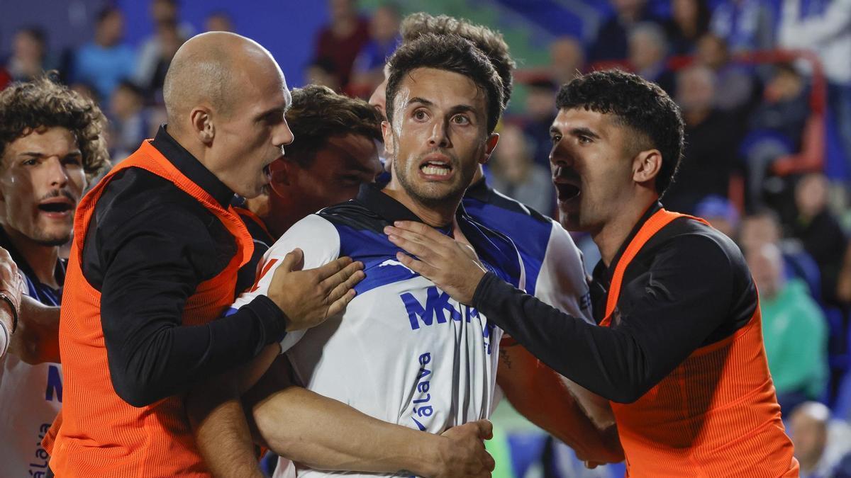 Guevara es felicitado tras marcar el gol del empate en Getafe