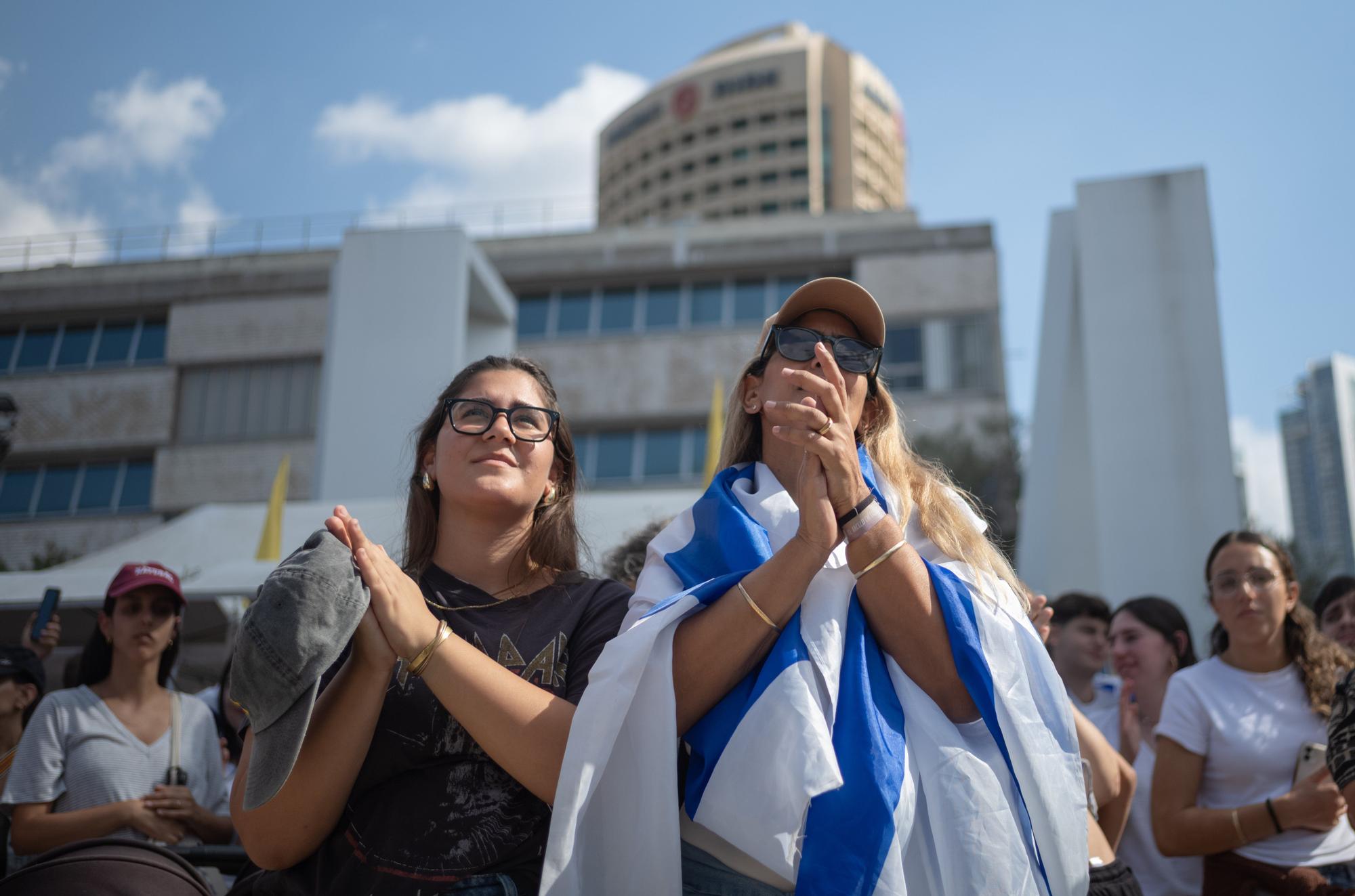 En imágenes | Los familiares de los rehenes israelíes celebran su liberación