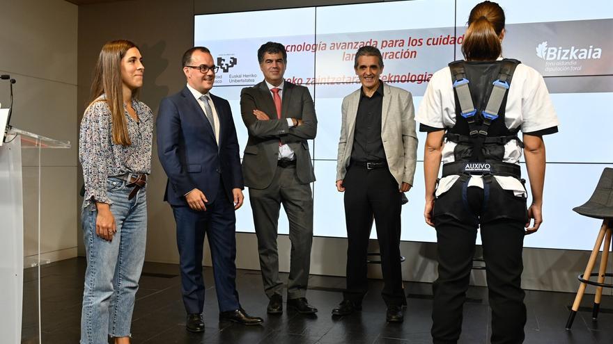 Bizkaia prueba un pionero sistema con exoesqueletos para profesionales de las residencias y los cuidados