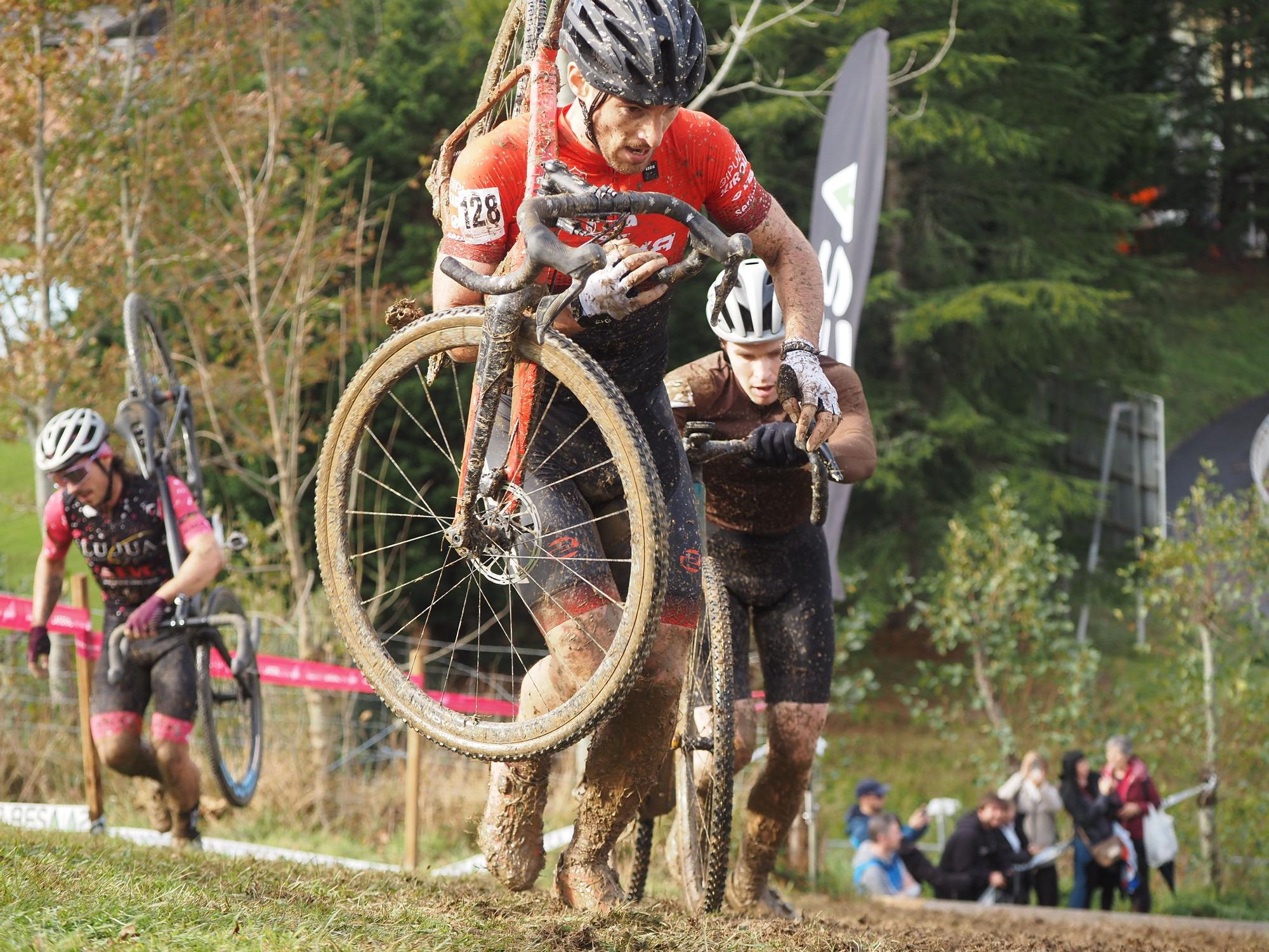 El barro se sumó al espectáculo de ciclocross en Elgoibar