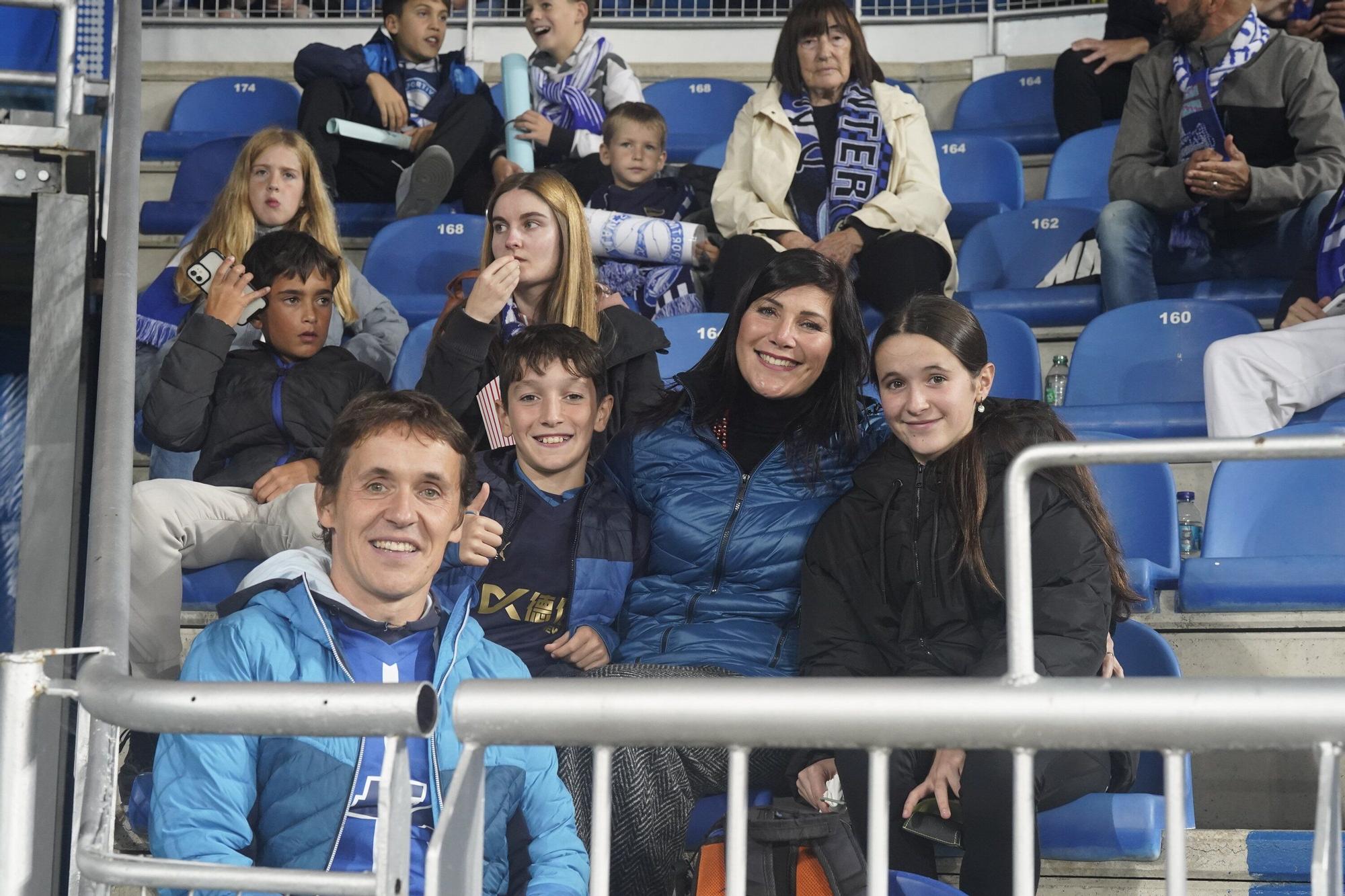 En imágenes: La afición del Alavés arropa al equipo en el duelo contra el Valladolid