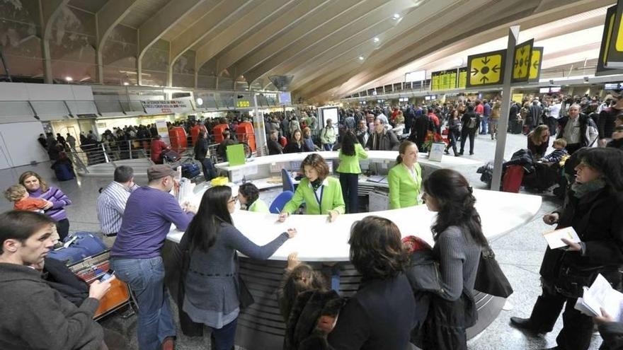 La huelga salvaje de los controladores aéreos llevó al aeropuerto de Loiu al colapso, donde miles de personas se quedaron atrapadas y sin poder empezar el puente.