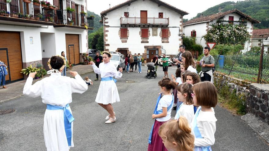 Erreginak eta Saratsak: la fuerza de una tradición viva en Arraioz