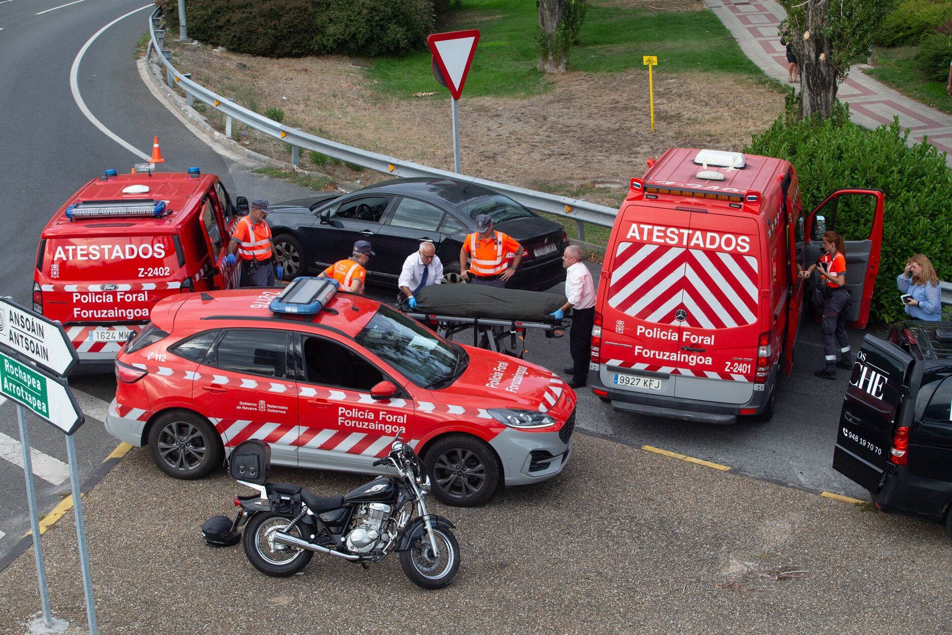 Fotos del lugar del accidente mortal de un motorista de 76 años en Ansoáin