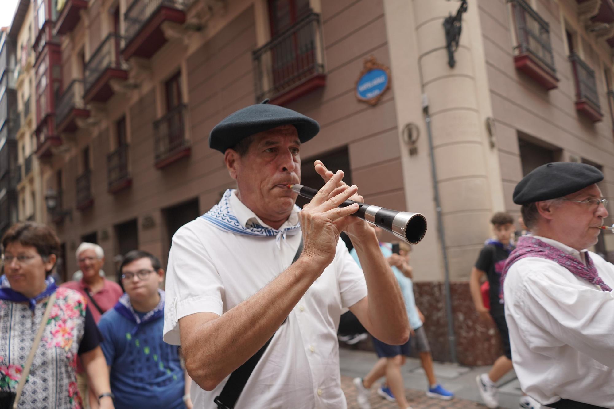 Desfile de gigantes y cabezudos en Aste Nagusia