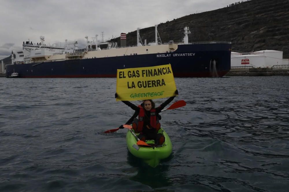 Protesta de Greenpeace por la llegada de un buque gasero ruso a Bilbao