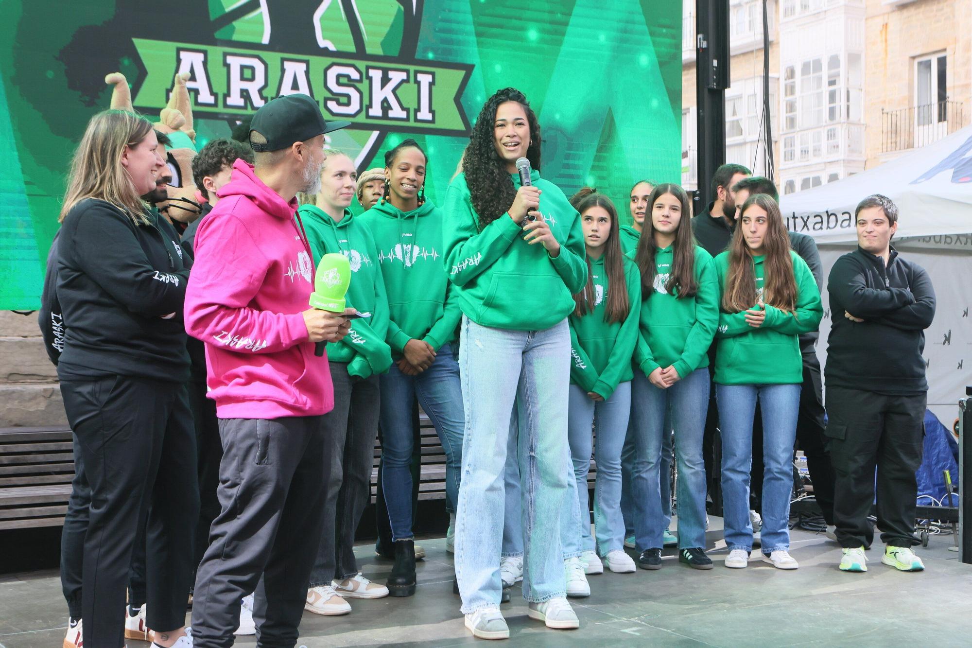 En imágenes: El Araski presenta su plantilla en la plaza de la Virgen Blanca