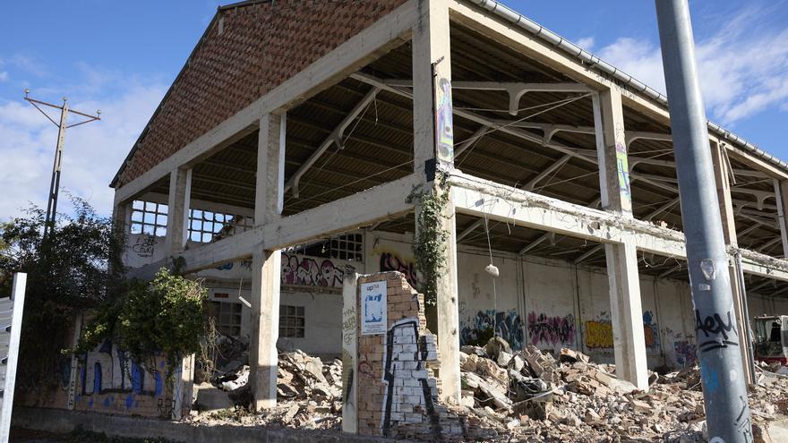 [FOTOS] Comienza el derribo de Transportes Iruña para construir el Building&amp;Arquitectura Institute