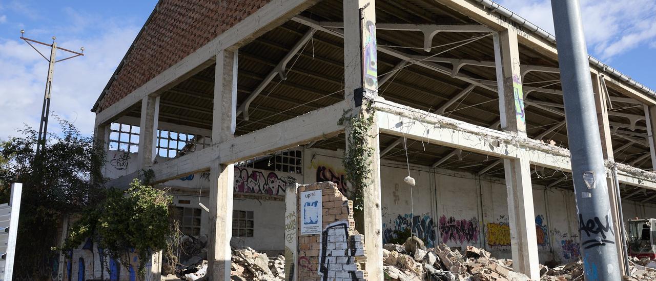 [FOTOS] Comienza el derribo de Transportes Iruña para construir el Building&amp;Arquitectura Institute