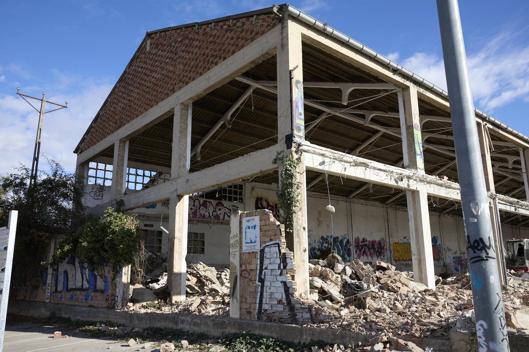 [FOTOS] Comienza el derribo de Transportes Iruña para construir el Building Arquitectura Institute