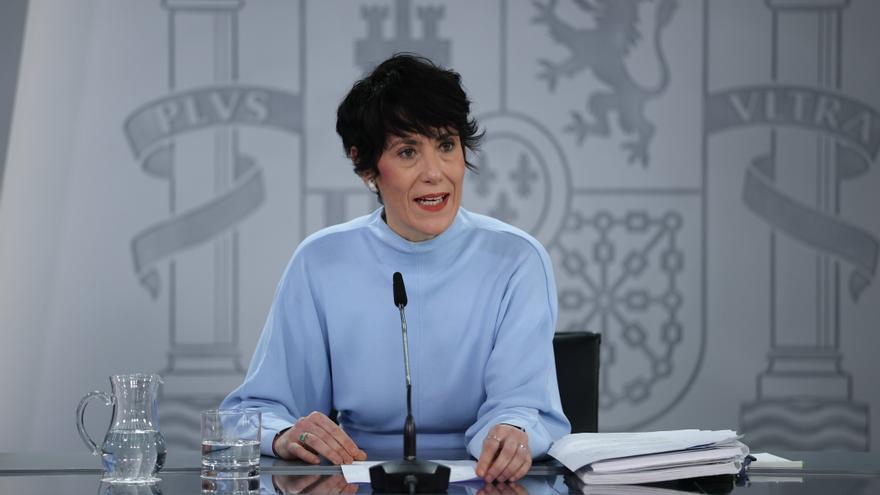 Elma Saiz defiende la regularización de 500.000 migrantes y acusa al PP de "dejar tirados" a los pensionistas