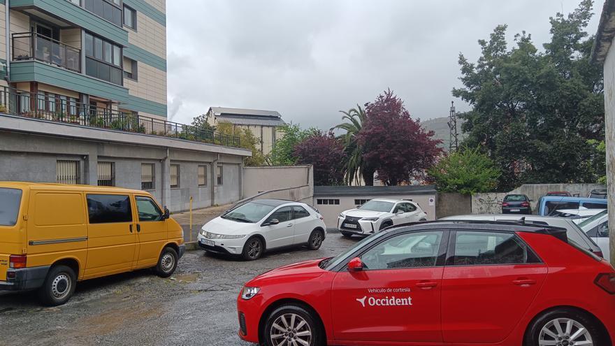 Dañan al menos siete coches en un aparcamiento de Bilbao