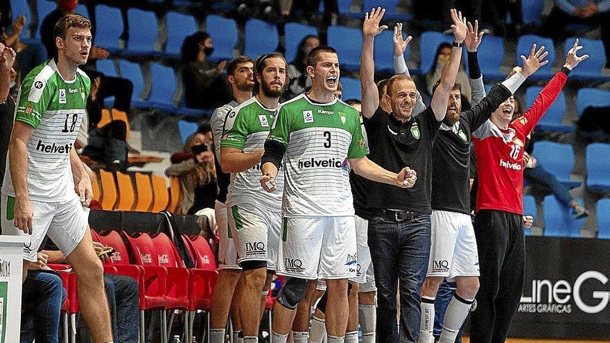 Euforia en el banquillo del Helvetia Anaitasuna durante su último partido, el que le enfrentó al Dicsa Modular Cisne. Foto: Iñaki Porto