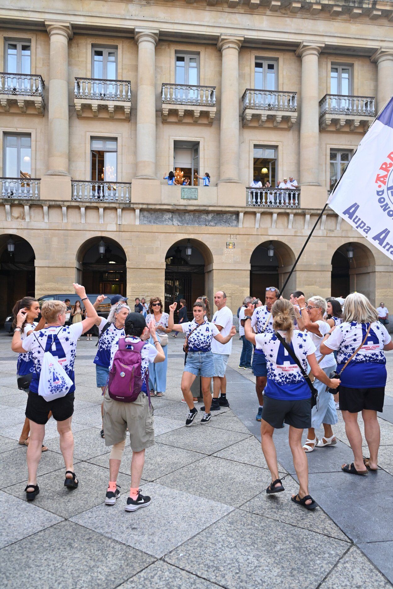 Donostia Arraun Lagunak exhibe sus banderas y la Liga Euskotren