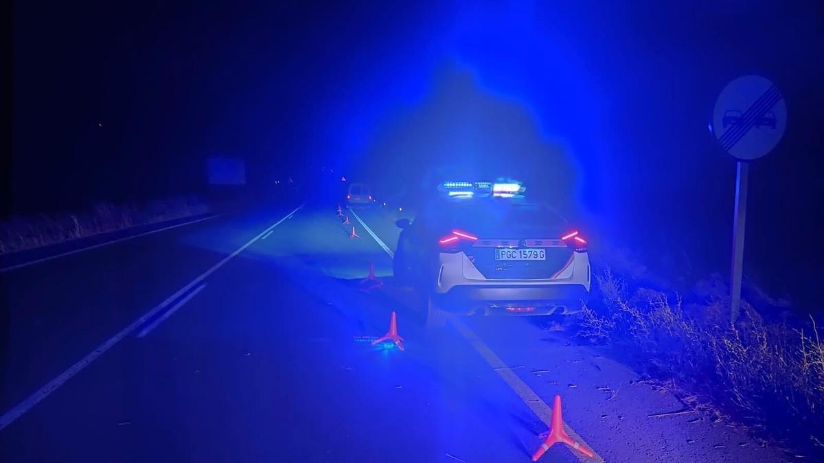 Una patrulla de la Guardia Civil en el lugar del accidente.