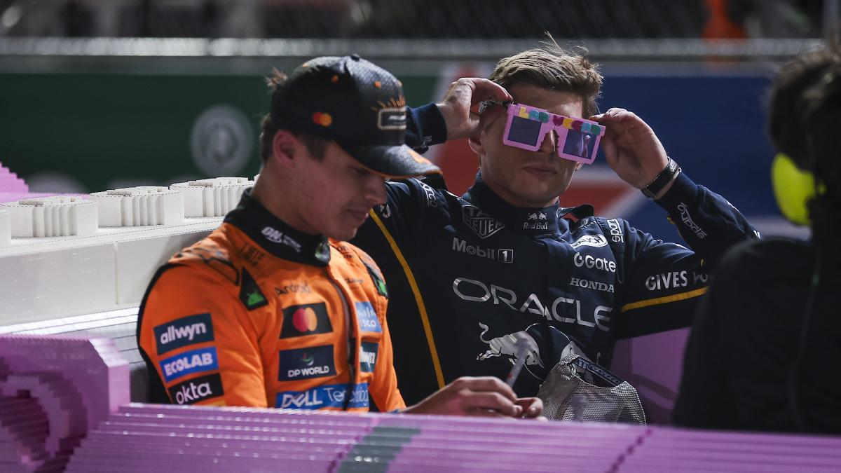 Max Verstappen bromea ante Lando Norris tras lograr la victoria en el Gran Premio de Las Vegas.
