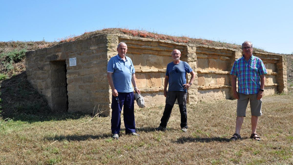 Manolo, Patxi y Carlos posan junto a la última bejera rehabilidatada por Gardatxo, en la entrada a Larraga.
