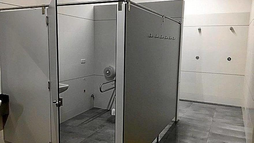 Un vestuario colectivo donde se han renovado las paredes y mejorado la accesibilidad.