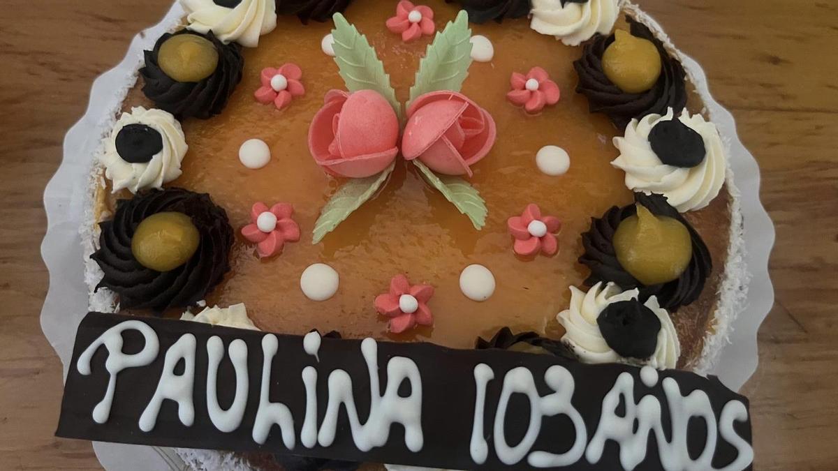 La tarta de Paulina Fernández en su 103 cumpleaños, que ha disfrutado en familia.
