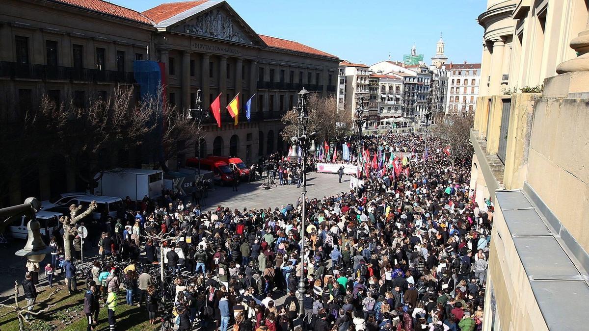Personal sanitario reclamando mejoras frente al Palacio de Navarra en 2023.