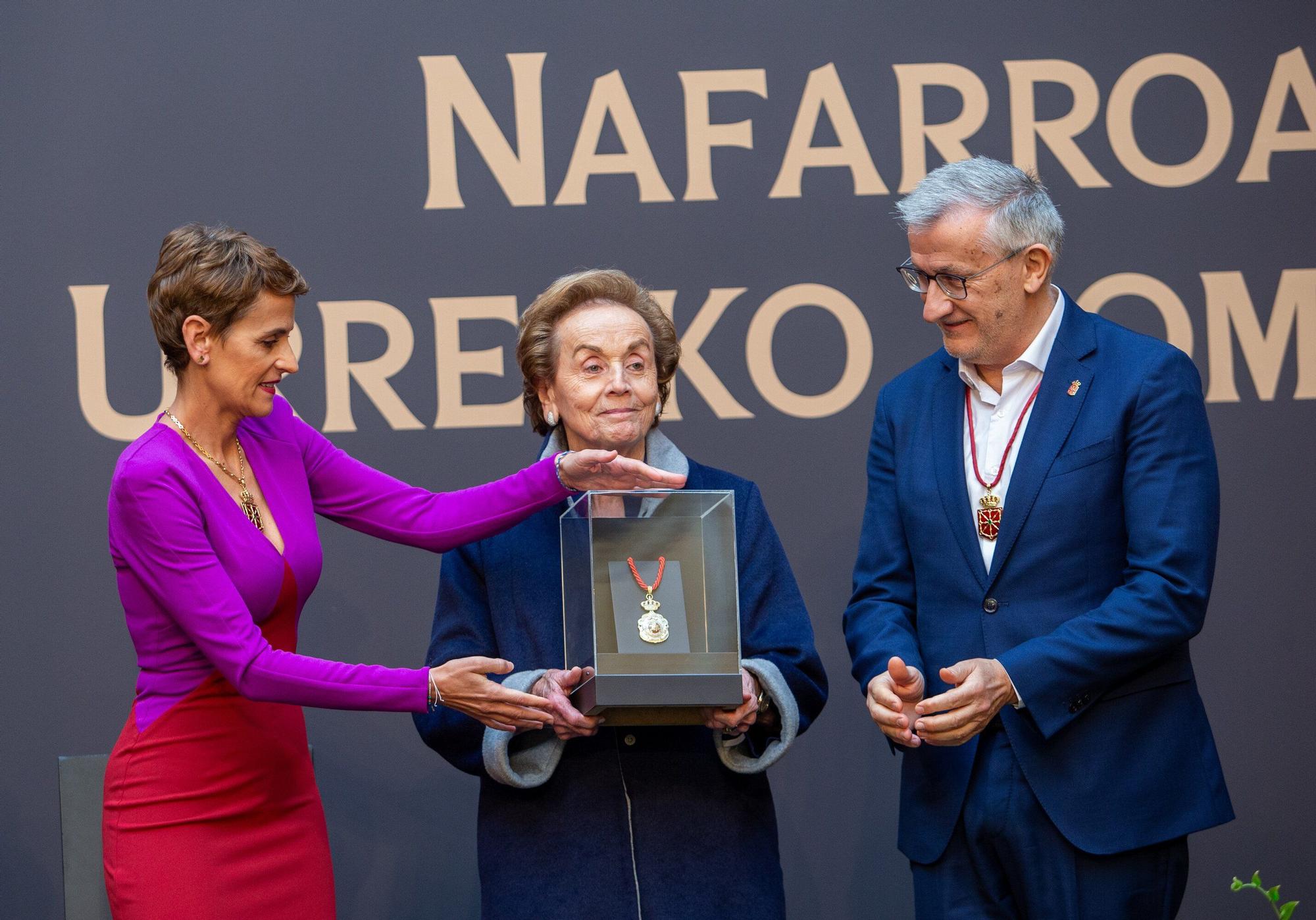 Fotos de la entrega de la Medalla de Oro de Navarra a Manuel Torres a título póstumo