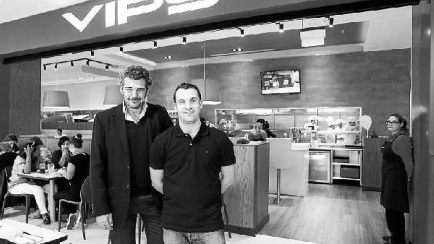El director de Franquicias de Vips, Ignacio Bonilla (i), junto al responsable del negocio en La Morea, Josetxo Albizu.