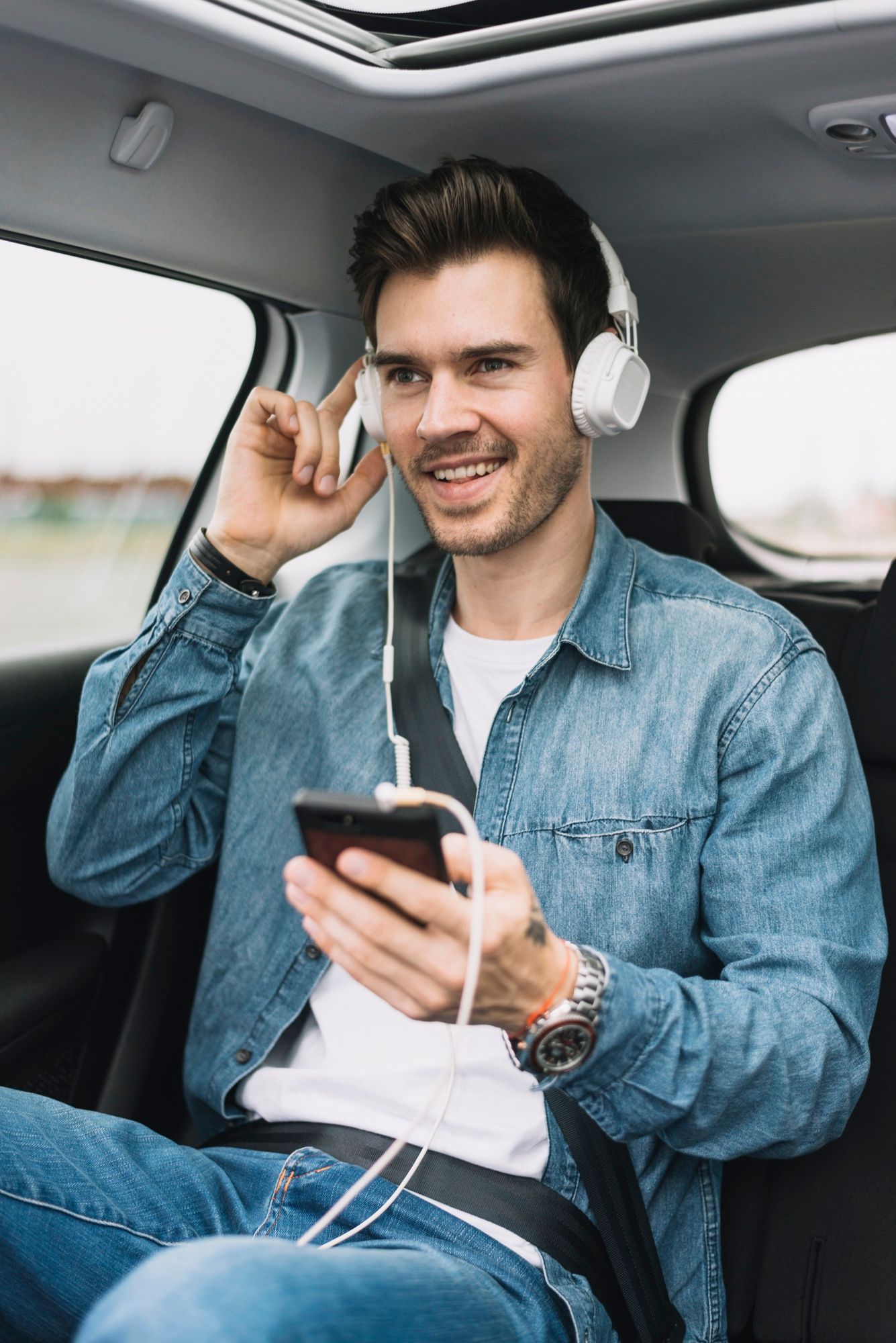 Un hombre escucha música con auriculares.