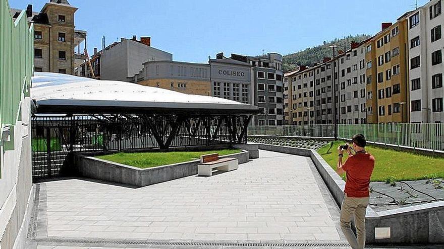 Un hombre fotografía el nuevo edificio de Errebal Plazia. Foto: J.L.