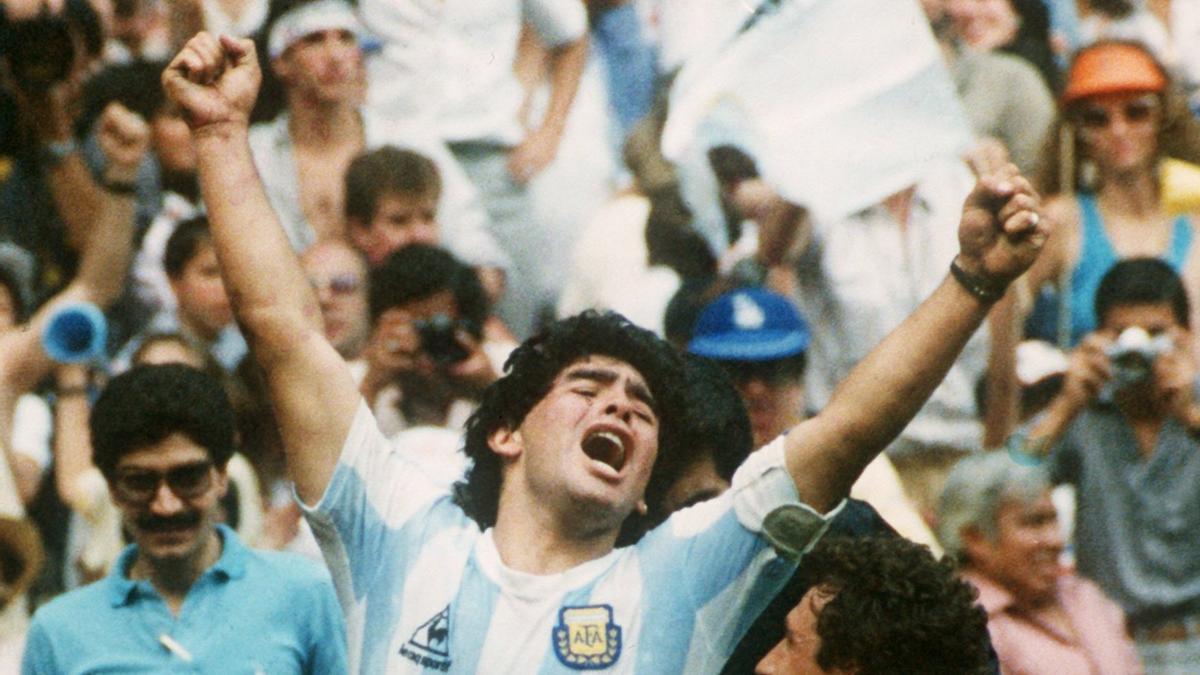 Maradona celebra uno de sus goles con la camiseta de Argentina.