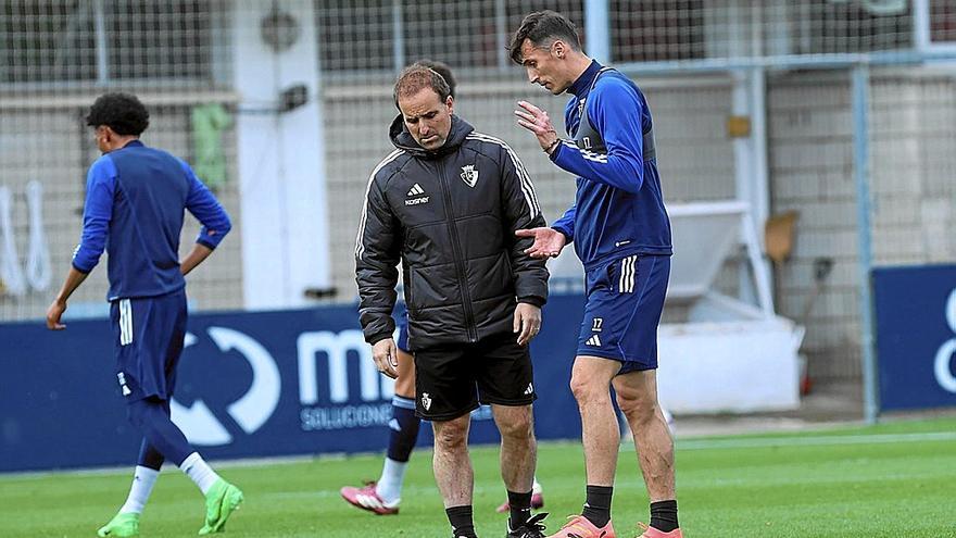 Jagoba Arrasate y Ante Budimir, dialogando durante el entrenamiento de Tajonar.