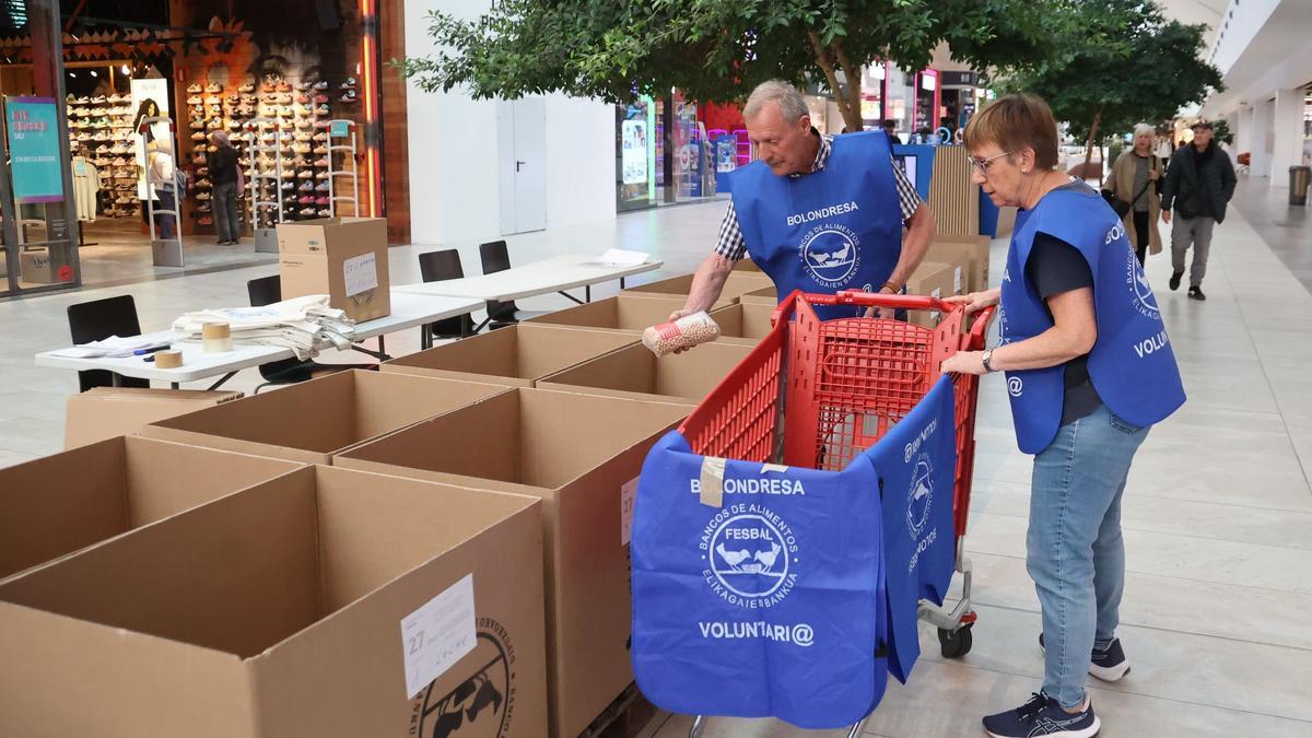 Voluntarios del Banco de Alimentos de Gipuzkoa trabajando en una jornada de recolecta
