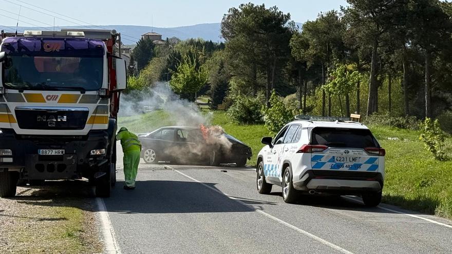 Un conductor temerario y drogado huye de la Policía en Zizur, choca contra un camión, deja su coche en llamas y se fuga a pie