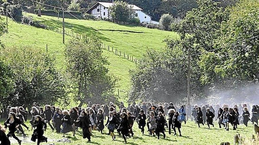 Extras caracterizados de brujas, durante el rodaje en el pueblo de Zugarramurdi.