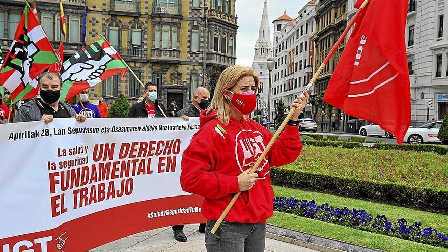 Delegados de UGT se manifestaron ayer por las calles de Bilbao para finalizar frente a la Subdelegación del Gobierno español.