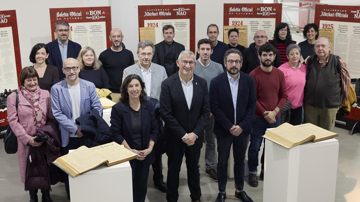 El vicepresidente Taberna, Joseba Asiain y Berta Boj, junto a Patxi Vera y representantes parlamentarios y profesionales que han participado en la presentación de la exposición del BON.