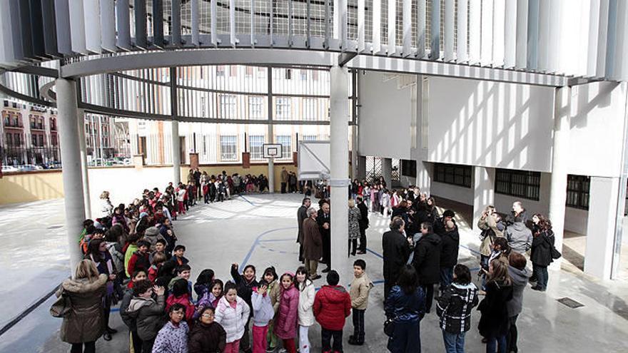 Decenas de escolares acudieron ayer a la inauguración del patio cubierto.