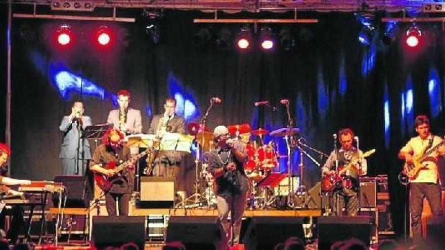 De 2 en Blues Band con los vientos de Broken Horns, un apisonadora blues en directo.