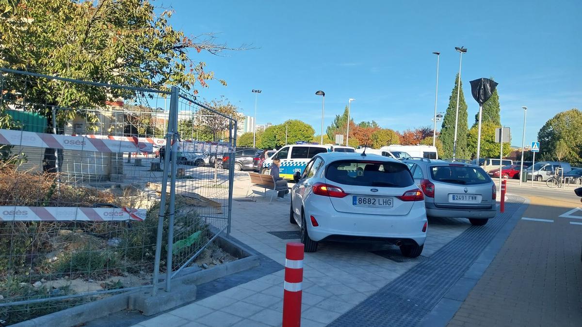 Coches aparcados en la acera en el entorno del colegio Irabia-Izaga.