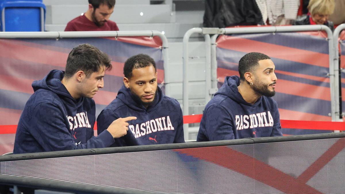 Markquis Nowell conversa con Joseba Querejeta durante el amistoso contra el Trieste.