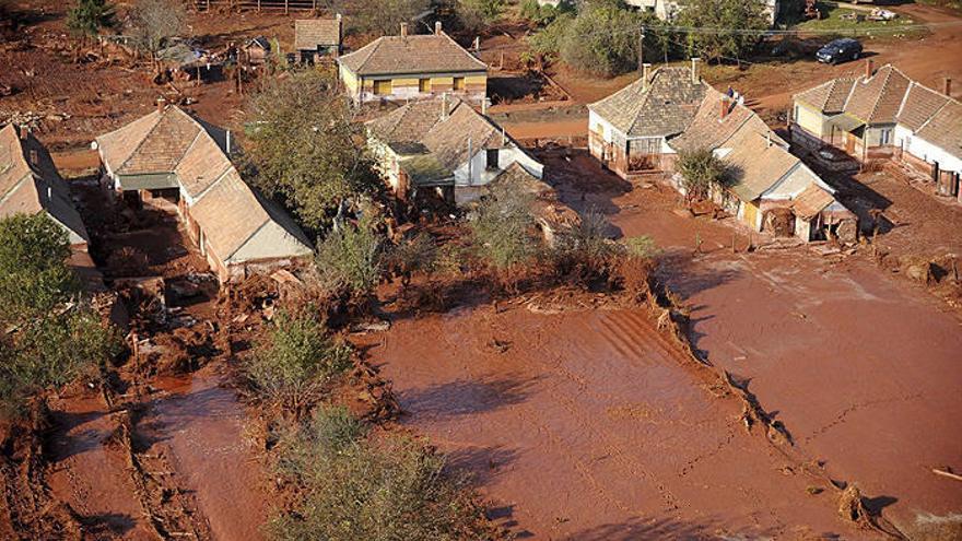 Vista aérea de Kolontar, cubierta de barro rojo, en Hungría, el 12 de octubre de 2010.