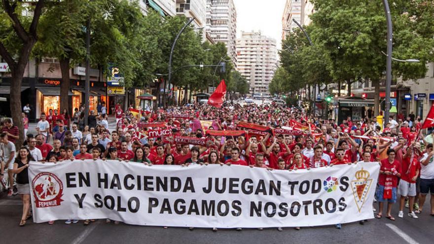 La LFP dará a conocer mañana su decisión sobre el Racing y el Murcia